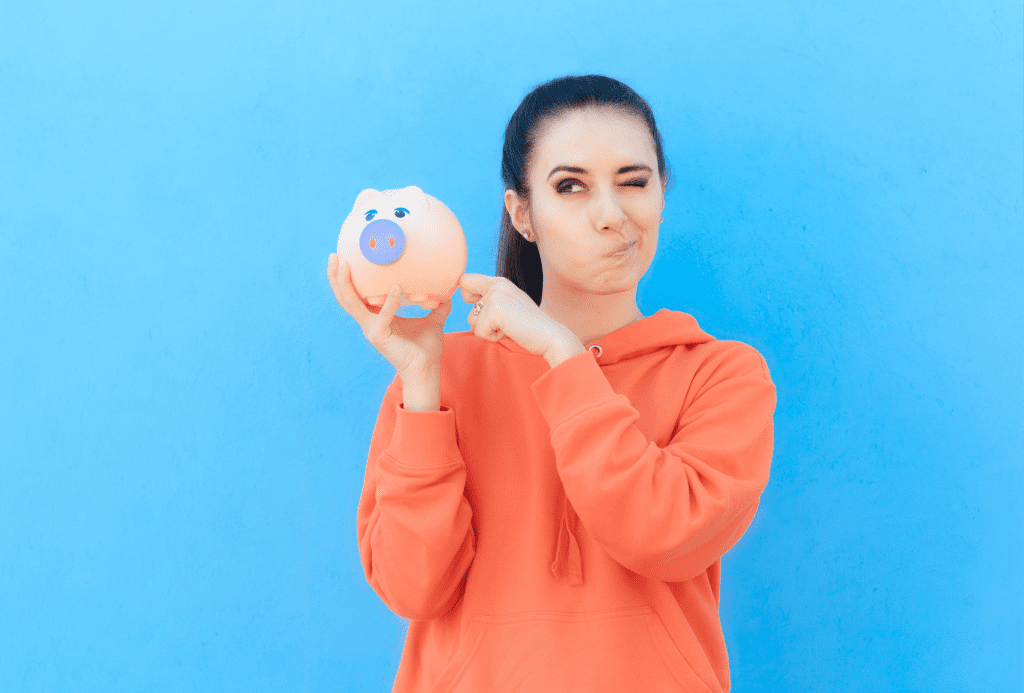 Persona evaluado el financiamiento y el ahorro para una maestría en línea