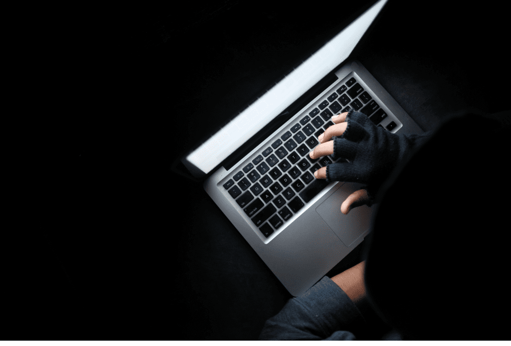 Profesional realizando un análisis corporativo en su laptop