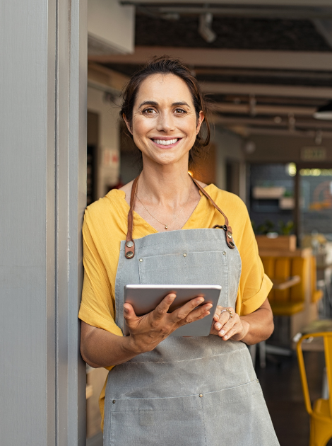 Profesional especializado ejecutando su emprendimiento realizando un análisis del proceso