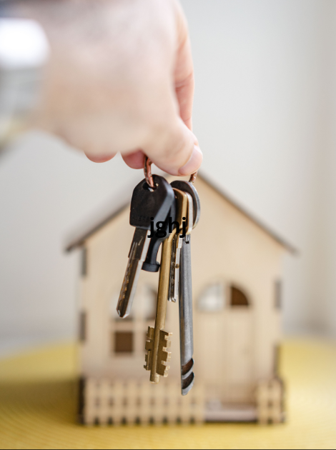 Persona mostrando las llaves de su nueva propiedad inmobiliaria