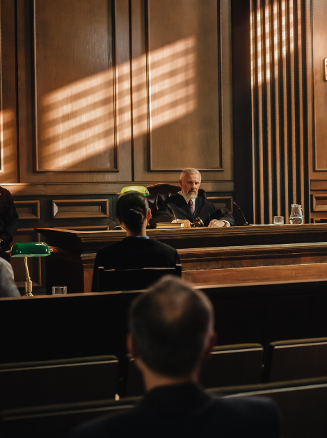 Juez en la corte en el proceso de derecho penal