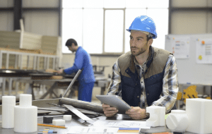 Estudiante de la Maestría en Diseño de productos ideando un nuevo prototipo en un taller