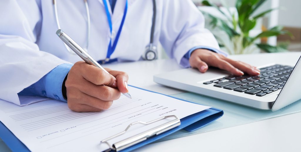 Profesionista en el área de salud en una consulta médica