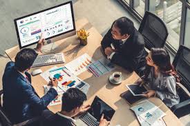 Especialistas en negocios digitales en una junta de trabajo