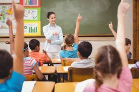Licenciada en Educación impartiendo clases a niños